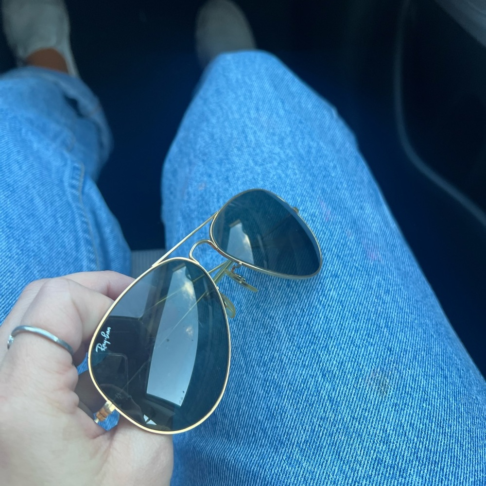 Slightly used ray bans in great condition.